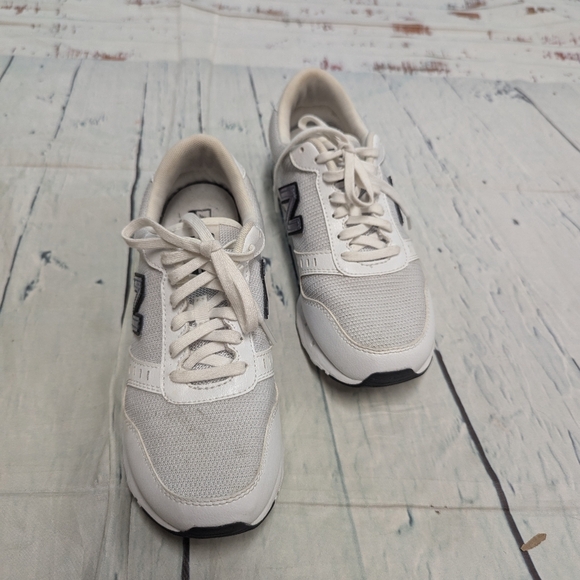 New Balance 311 tennis shoes - Picture 2 of 8